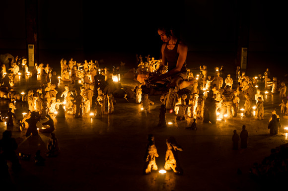 If you no longer have a family, make your own in clay, perfromance (1)