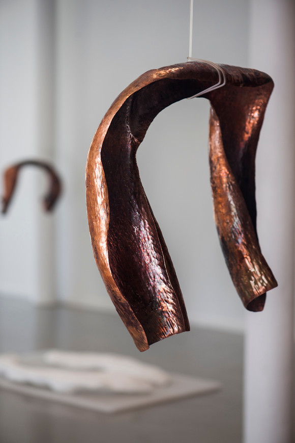 Inner traces, neck object 3, 2016, kobber, 52 x 52 x 10 cm