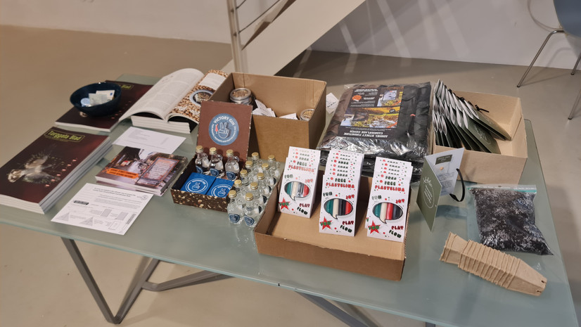 Torggata Blads gratisavdeling på utstillingen Nordic Spectacle. Inntektene fra salg av de ulike produktene (Free Plastelina®, Peas for Peace, Victory Gin, Memorial Kit for Children Killed in War, Sewing Pattern for Street Furniture Adshel) gikk til Leger uten grenser.