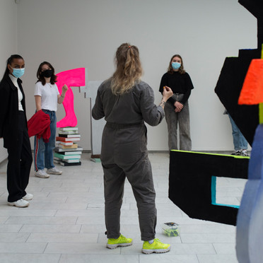 Gruppa besøker kunstner Elise Storsveen i utstillingen på Kunstnerforbundet.