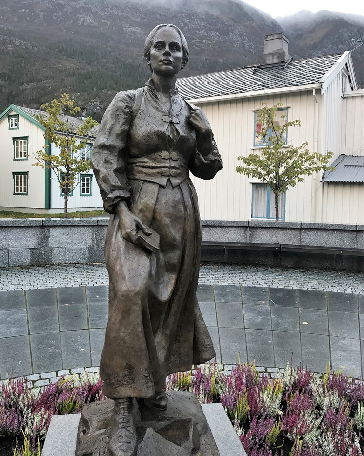 Kirsten kokkin, monument over astrid langjord, mosjøen 2017, bronze.