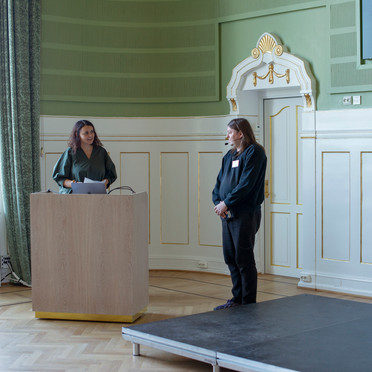 Tanja Sæter offentliggjør prisen til kunstneren Viktor Pedersen.