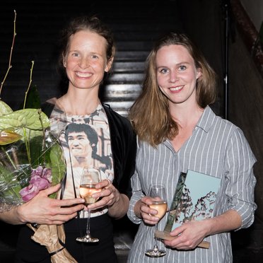 Gunnhild Torgersen og Hanna Sjöstrand mottok Oslo Opens hederspris for etableringen av Atelierforeningen CK2 i Christian Kroghs gate 2