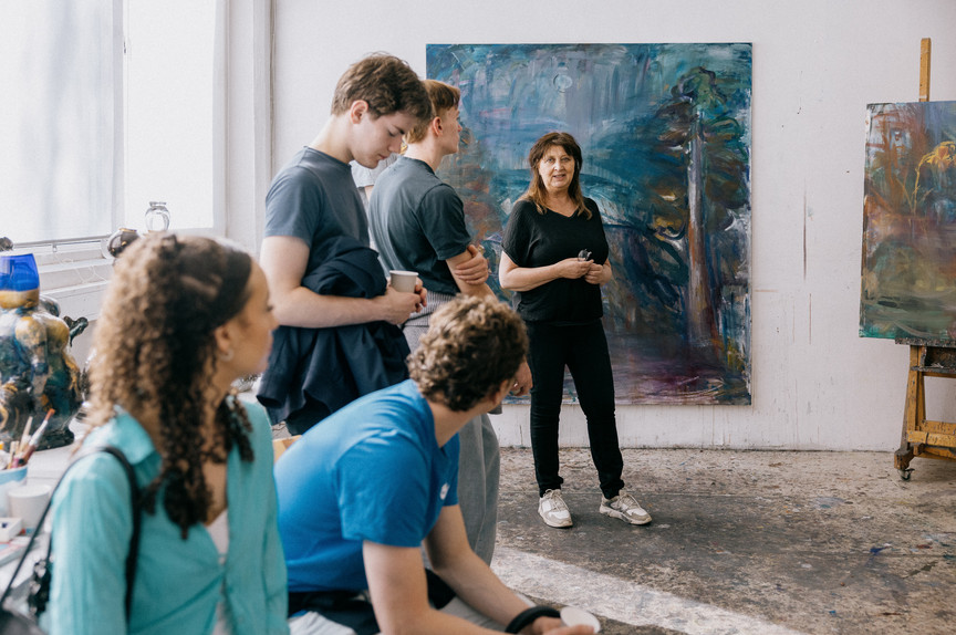 En gruppe på besøk i en malers atelier.