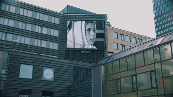 1 still from video feedback loop. photo philip øgaard. courtesy of the artist sara eliassen. commissioned by the munch museum for oslo central station public screen intervention 2018