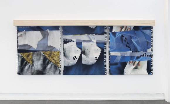 04 given space on pinewood iii veggteppe printet malt brettet ull på furu 350 cm x 11 cm x 137 cm 209 maria brinch