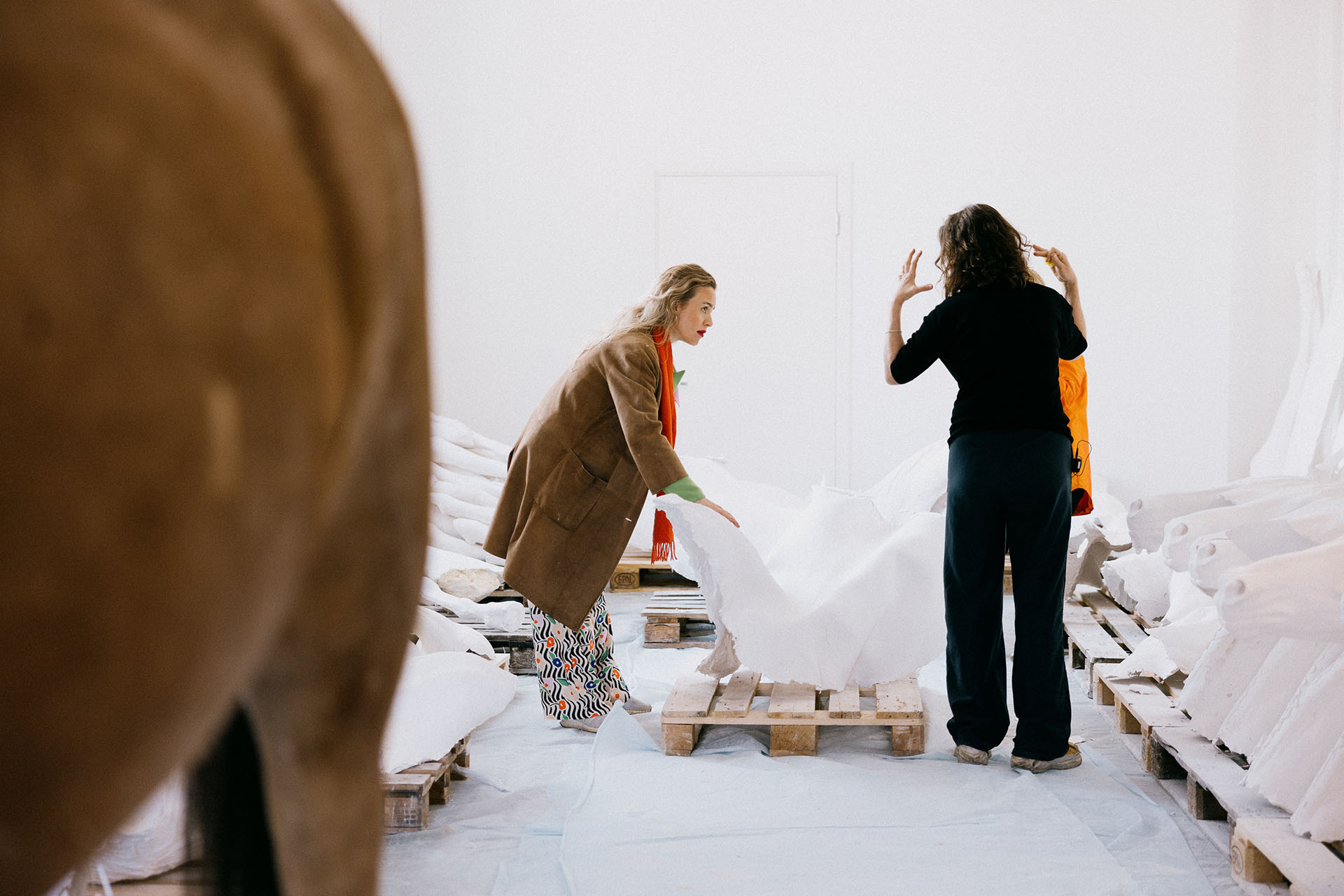 Ragnhild Brochmann besøker Vibeke Tandberg in hennes atelier, hvor Tandberg viser fram sine store avstøpninger av hester.