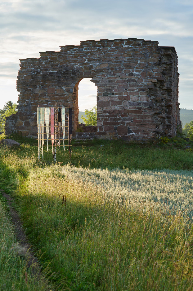 «Stein og Åker»: vist ved kirkeruinene i Maridalen, 14 mai-31 august 2023 Foto Anders Bergersen
Format: h 330 x b 190 cm
Materiale: Nylon og ull
Nylonen har blitt mer sprø av alt regnet og fuktigheten – samt av sollyset.
Ullen har mer spenst, men har tydelig krympet.
Reisverk av furu og bjørk