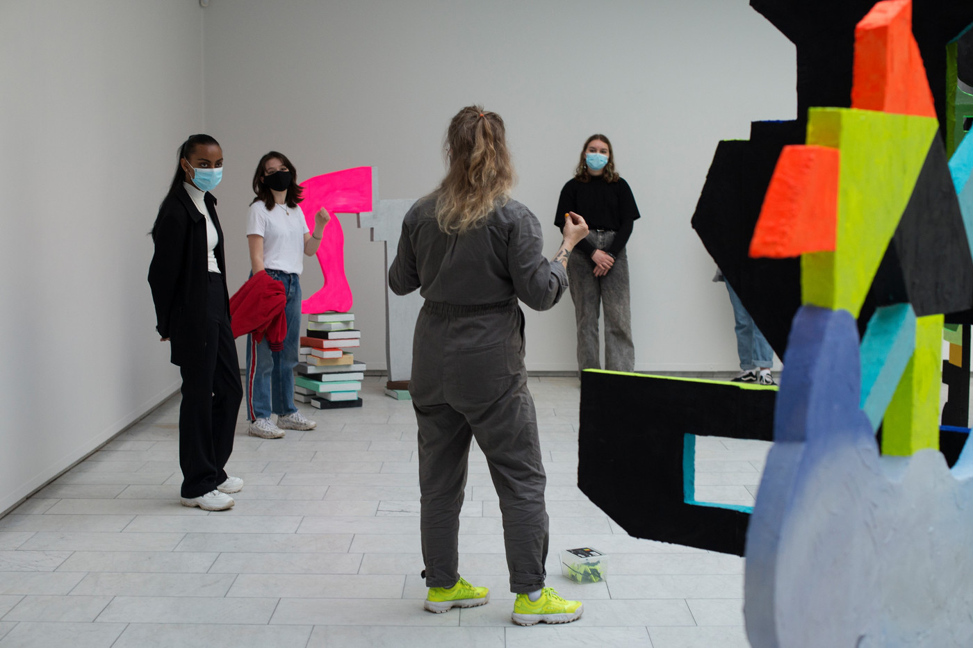 Gruppa besøker kunstner Elise Storsveen i utstillingen på Kunstnerforbundet.