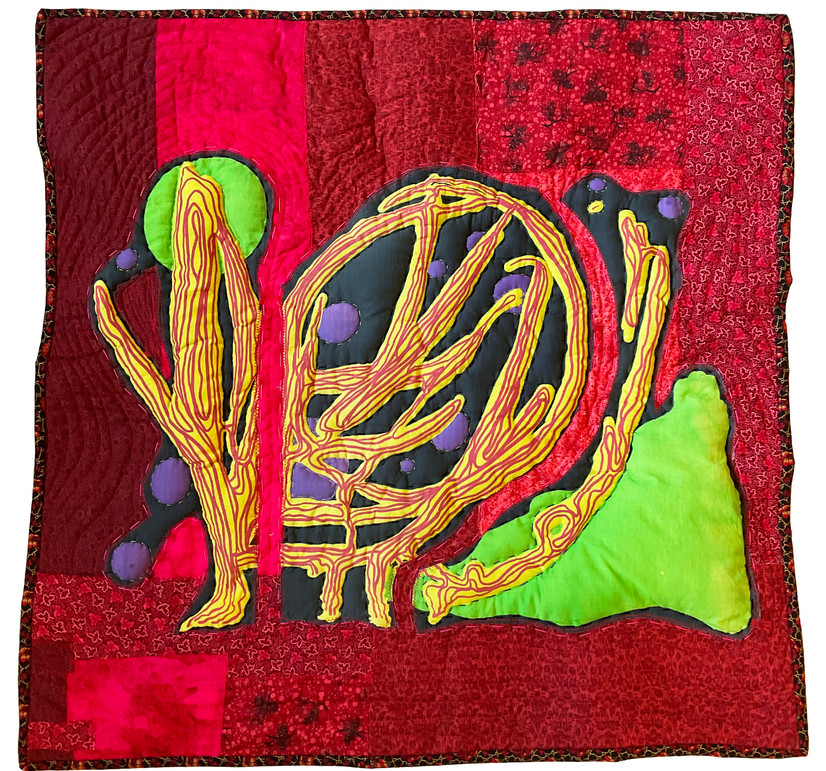 Trapuntoquilt, tekstilrelieff, midnattsola, sterke farger i rødt, grønt og gul.