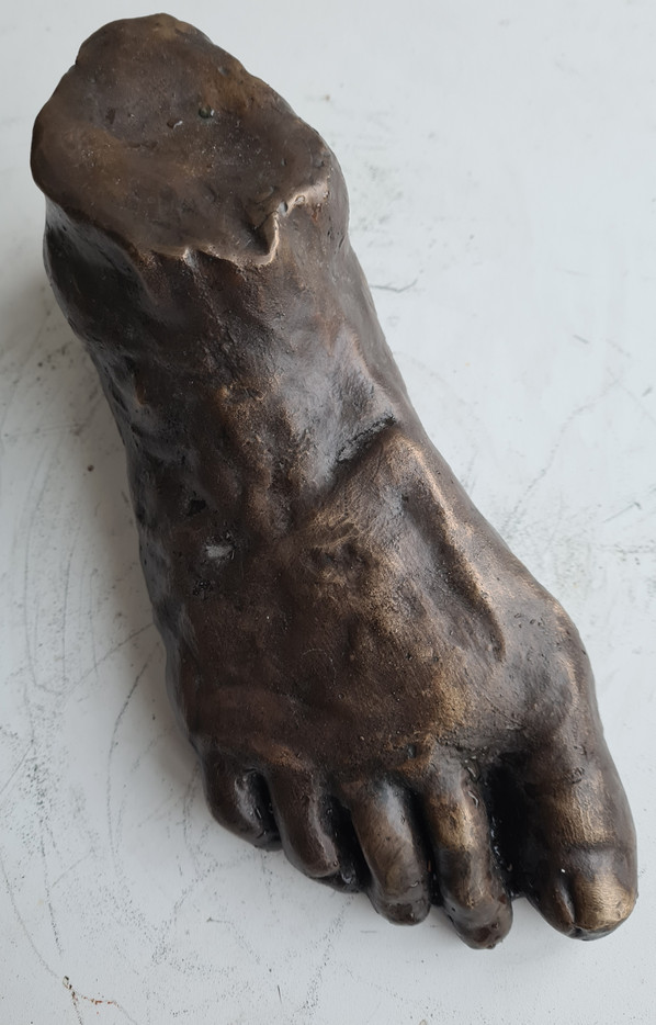 A foot in bronse, that can be touched