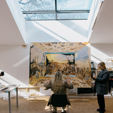 Ragnhild Brochmann beundrer et maleri av Munan Øvrelid, mens Marthe Elise Stramrud filmer.