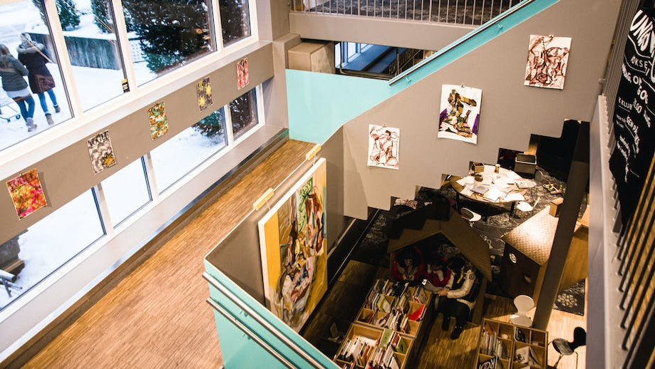 En trapp med malerier på veggene.