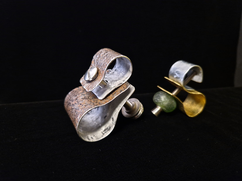 liten metall skulptur