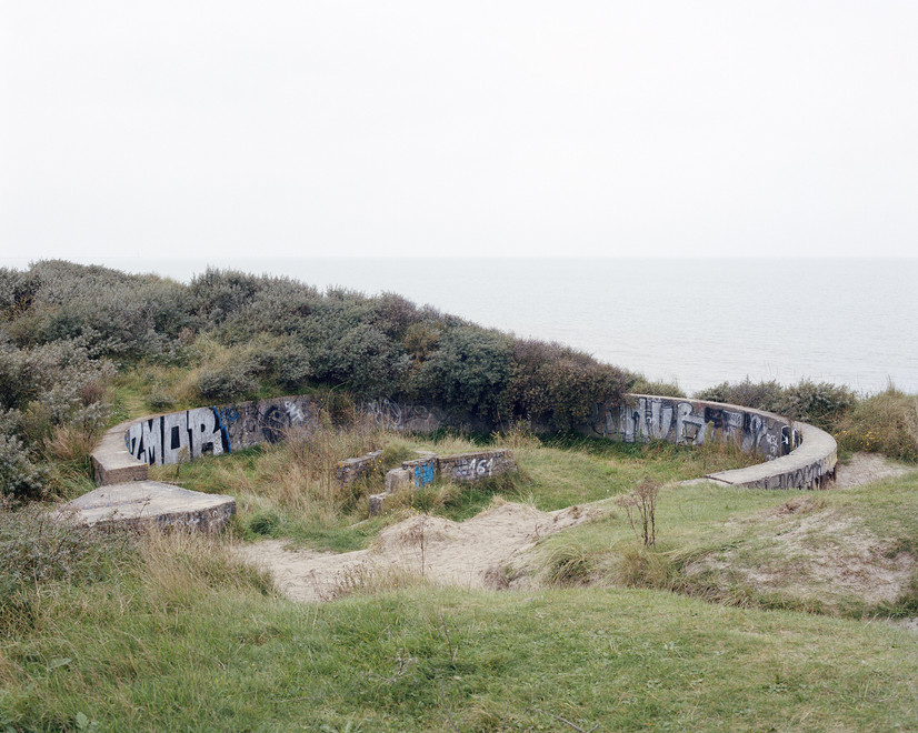 Forlatt gjengrodd kanonstilling , på kanten av landet, normandie Frankrike, en del av Atlanterhavsvollen,
