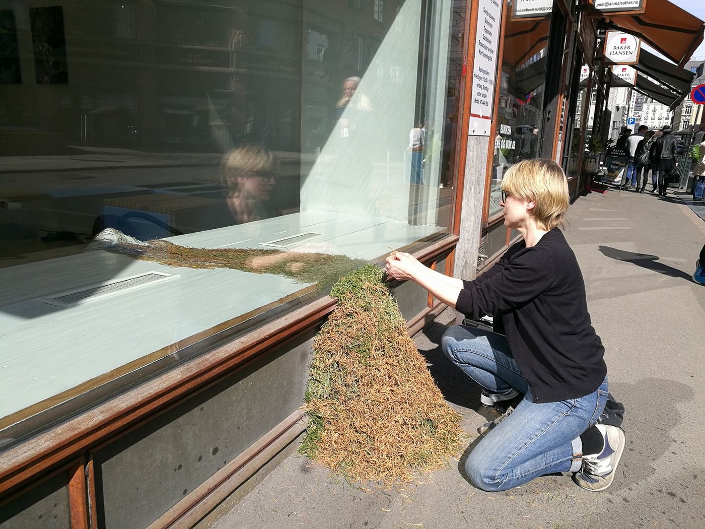 Hanne Ekkeren i ferd med å montere utstilling på Kunstglass 5. Foto: Vibeke Hermanrud.
