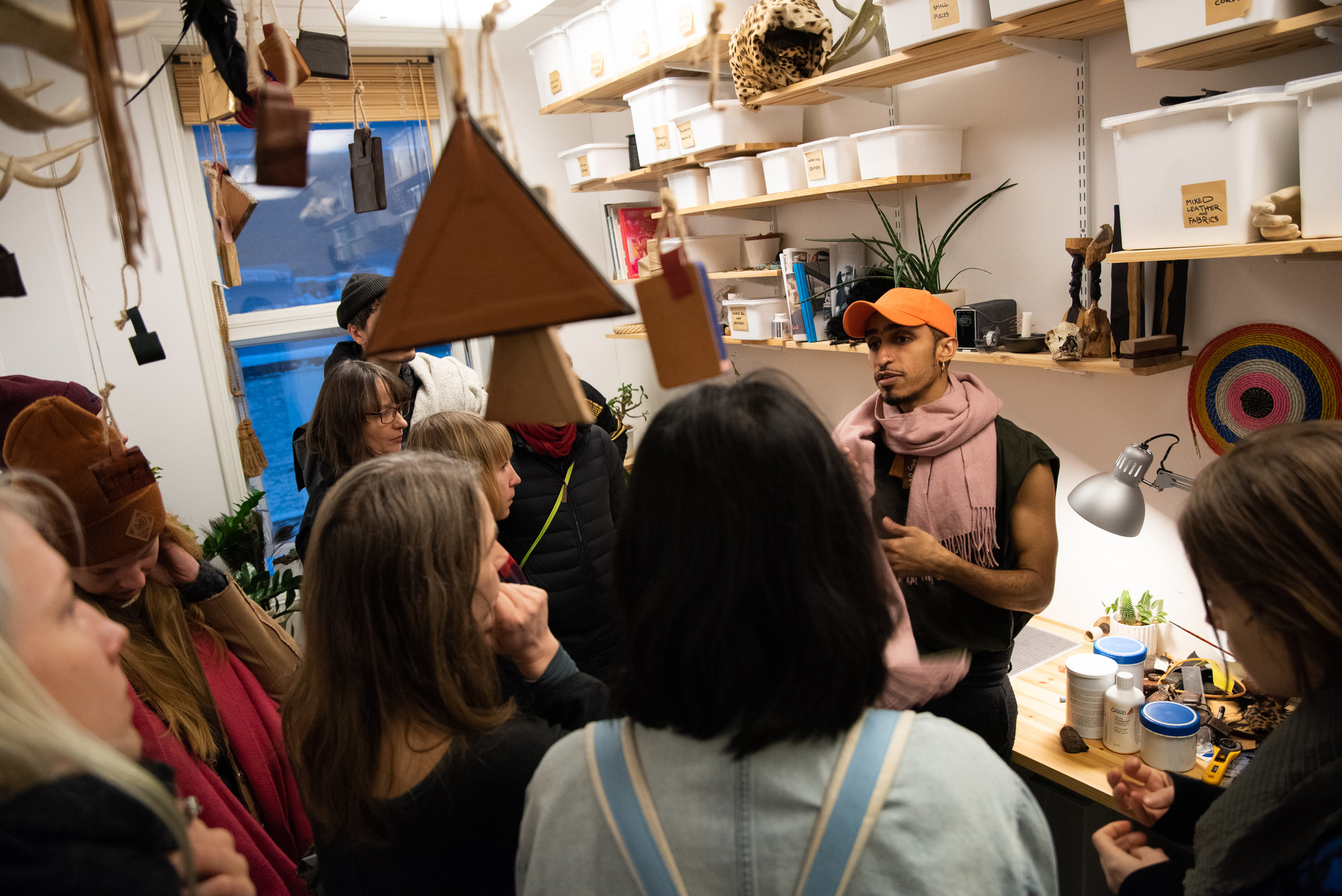 Kunstner Ahmed Umar tar imot besøk på Atelier Kunstnerforbundet. Foto: Kunstnerforbundet