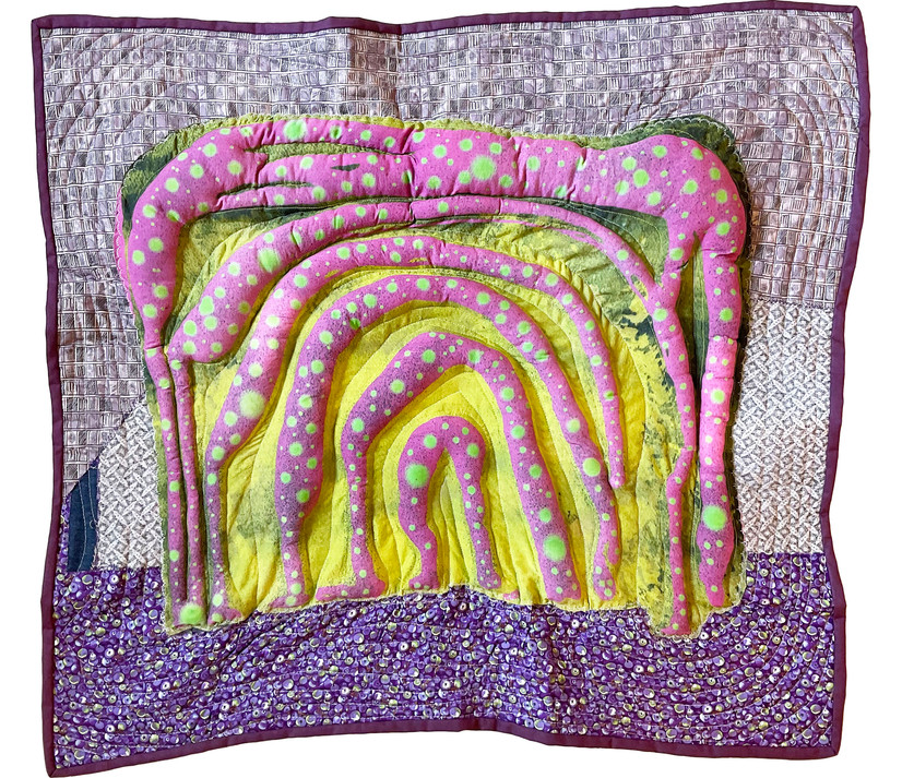 Trapuntoquilt, sterke farger av gult og rosa, tekstilrelieff