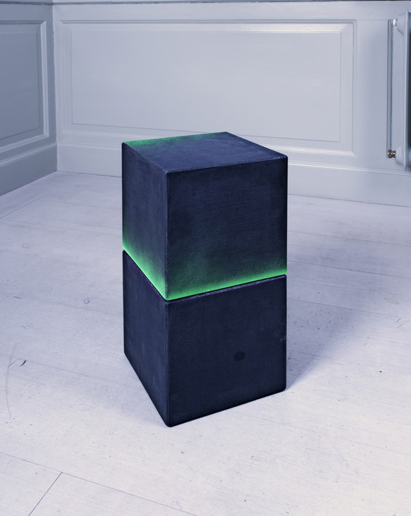 Camilla løw black spring 2018 instrumental fullersta gård huddinge betong med pigment spraymaling 40x20x20cm fotokreditt niklashansson