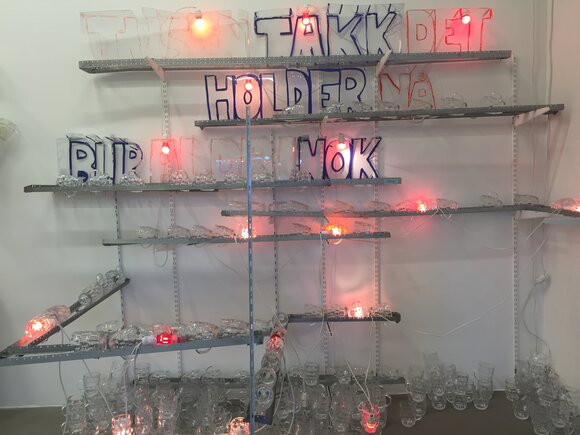 4 utstillingsutsnitt av ustillingen arkivet i trafo kunsthall februar 2016 blandede teknikker med detalj av installasjonen tusen takk det holder nå tuen takk det blir aldri nok