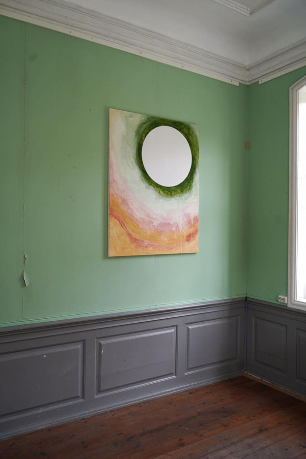 Oil drum painting (TEXACO)
Yngvar Larsen
Maleriet er malt med tempera på lerret, 100x130 cm , fotoet er hentet fra utstillingen PAVILJONG I i 2022. Fotografiet viser maleriet hengene på en grønn vegg i paviljongen i Hvervenbukta. Maleriet har en hvit, umalt sirkel med diameteren til en Texaco oljetønne. Rundt den sirkulære flaten er det malt et spekter av farger fra grønn innerst til orange ytterst. Fargespekteret kan sees på som avleiringer rundt sirkelen. foto: Yngvar Larsen