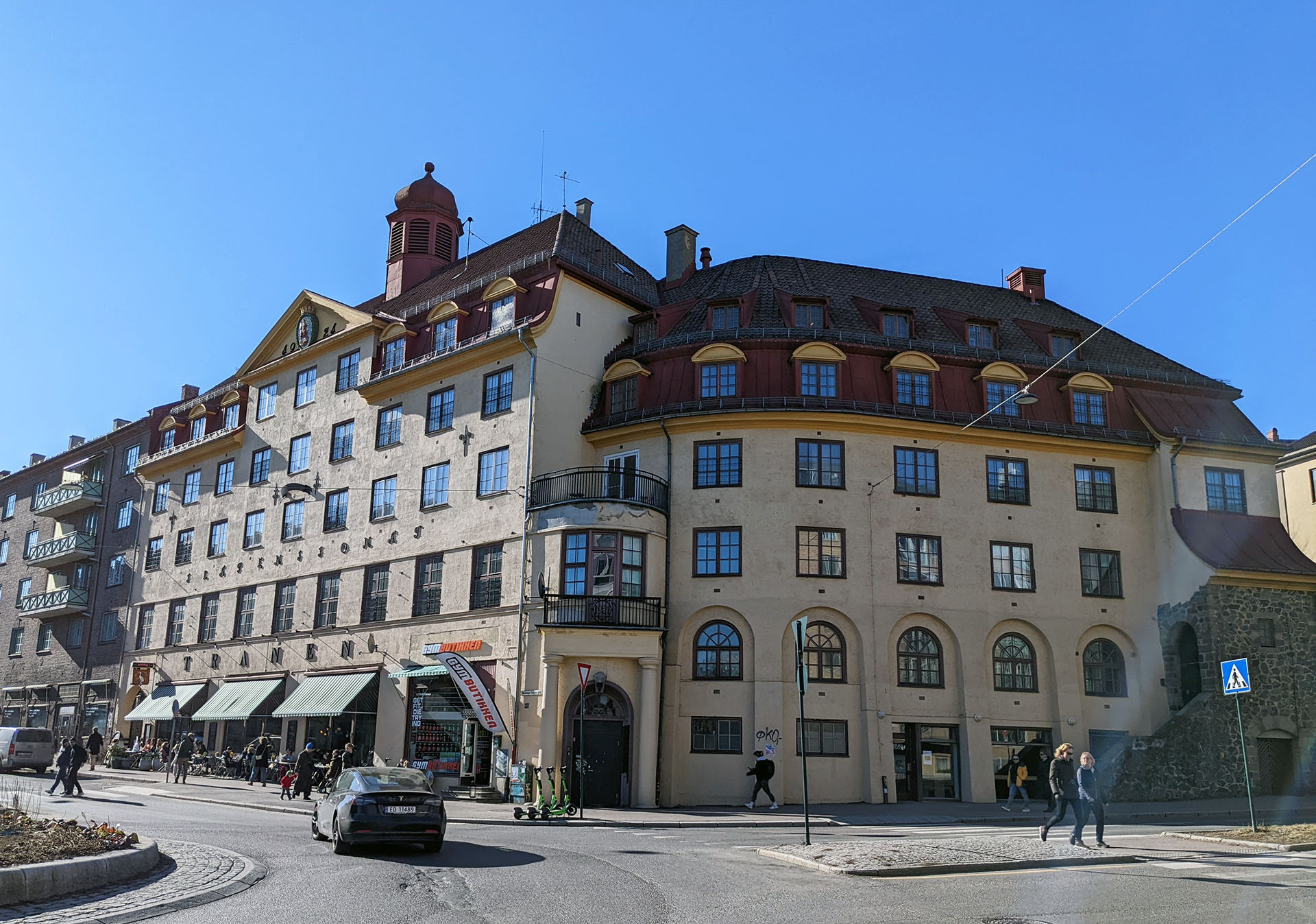 Alexander Kiellands plass på en solfylt dag. 