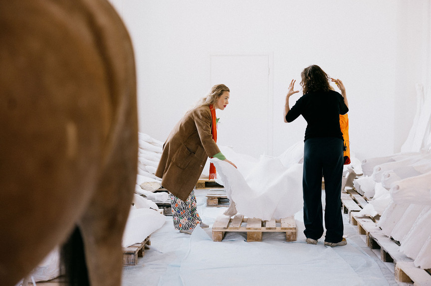 Ragnhild Brochmann besøker Vibeke Tandberg i atelieret, hvor Tandberg viser fram sine store hesteskulpturer.