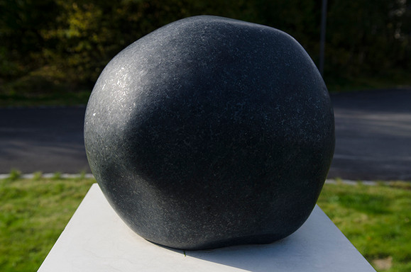 Fra skulpturhagen granstangen skole