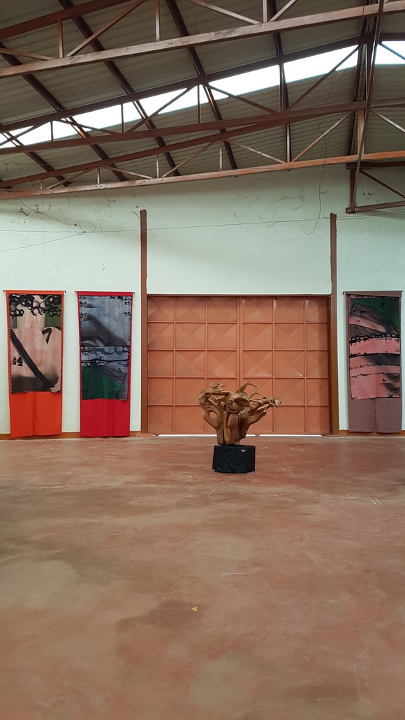 08 installasjonsfoto uganda national museum strong water on wool i ii veggtepper printet malt brettet ull og bomull på stålstenger 145 x 345 pr teppe 2019 maria brinch