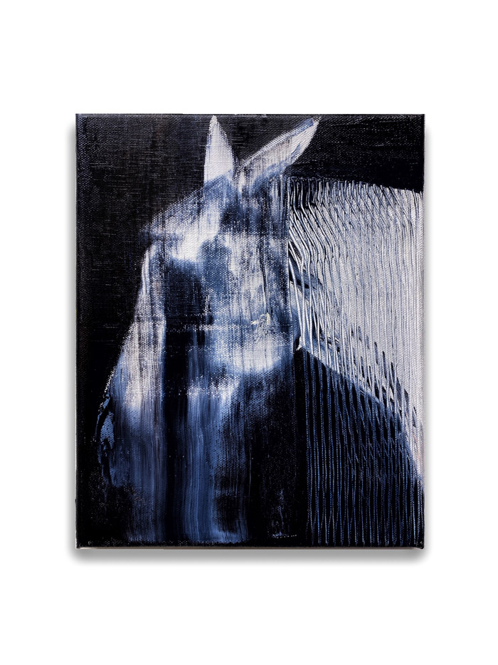 MARENGO (meditasjon over 20 000 hester drept i slaget ved Waterloo)
Yngvar Larsen
olje på lerret, 27x22 cm ca. 140 malerier. 2023, foto: Yngvar Larsen
Fotografiet viser et hestehode i sort hvit, hvor malingen er dradd nedover, slik at det ser som om hesten gråter eller står i regnvær.