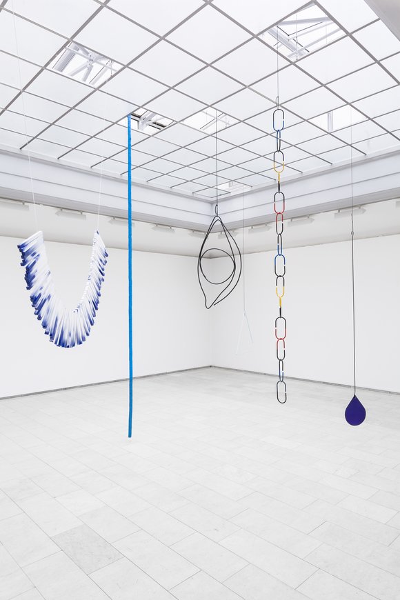 Camilla løw installasjonsbilde fra utstillingen eye in the sky 2016 kunstnerforbundet svart stål antikk munnblåst glass spraymaling og snøre fotokreditt jonbenjamintalleraas