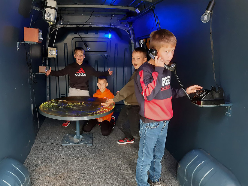 Kunst montert inni en varebil som barn interagerer med. Kunsten er interaktiv og består av en parabol med videoprojeksjon på, tre radioer med motoriserte antenner, blinkende blå lys og en fasttelefon som kan brukes til å styre de ulike elementene i utstillingen.